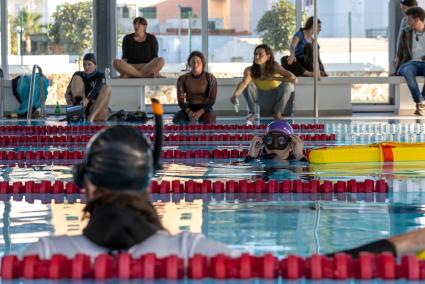 La piscina de Es Mercadal acogió el pasado fin de semana la competición de apnea.