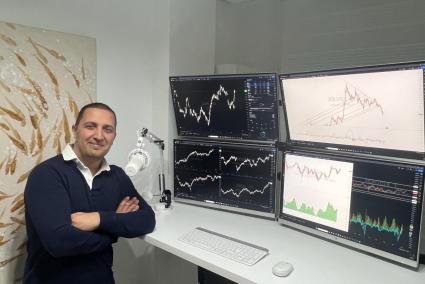 El daytrader Nur Pulad, junto a los monitores con los que controla desde su casa sus operaciones.   