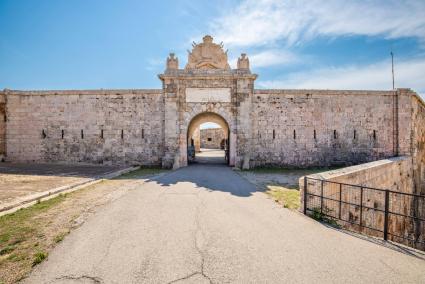 La puerta principal de entrada a la fortaleza de La Mola, que reabre este mes a las visitas.   