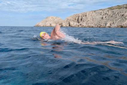 La ciutadellenca, ejercitándose en Cala Morell. Foto: SISCU PONS