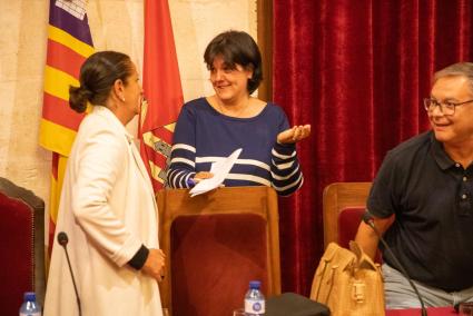 La alcaldesa, Juana Mari Pons, conversando con la portavoz del PSOE, Carol Cerdà, en una imagen de archivo