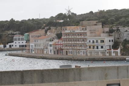 Edificios como el antiguo hostal Miramar o el Rocamar, en el Fonduco, se encuentran en un avanzado estado de degradación.   