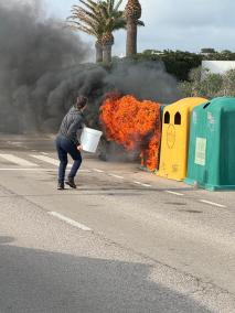 La rápida intervención de un vecino impidió que el fuego se propagara antes de que llegaran los bomberos el pasado martes.