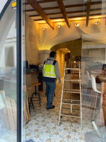 Los agentes investigan desde primera hora de la mañana de este miércoles el hurto cometido en el restaurante de la calle Bonaire.