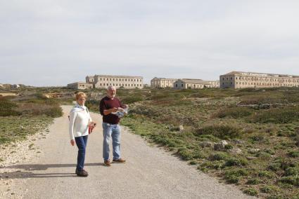 Dos turistas del Imserso visitan la Fortaleza de La Mola el pasado martes. El monumento del puerto de Maó abrió sus puertas a principios de mes