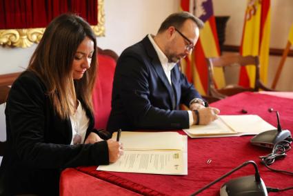 Marta Vidal y José Luis Benejam firman el acuerdo para construir 12 viviendas sociales en Alaior.