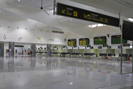 Solo 300 pasajeros internacionales pasaron por el aeropuerto de Menorca en enero.