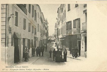 El rellotger Cristóbal Obercie va obrir el 1920 el seu establiment al carrer Nou.