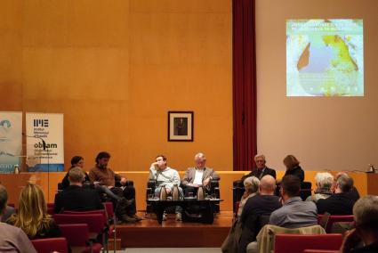 La sala de plenos del Consell acogió una mesa redonda sobre la gestión de los recursos hídricos.   