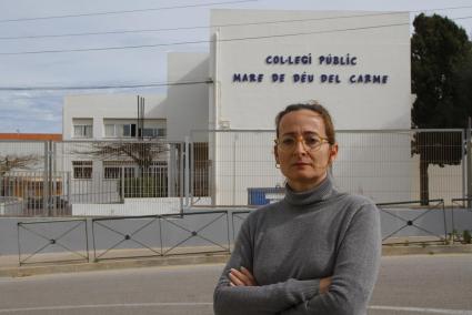 La directora del CEIP Mare de Déu del Carme, Míriam Peral, frente al centro.