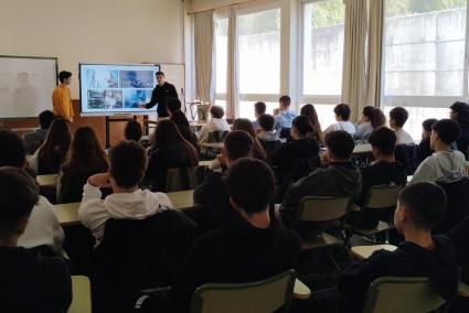 Òscar Pérez Massanet y Pere Pons Pons durante su intervención en el Instituto Biel Martí en Ferreries.