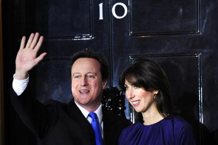 David Cameron con su mujer Samantha delante de su residencia el 10 Downing Street