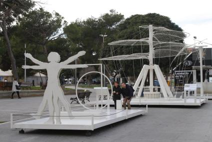 A l’Esplanada de Maó hi ha instal·lades quatre maquetes a escala real que són interpretacions fidels dels dibuixos de Da Vinci.