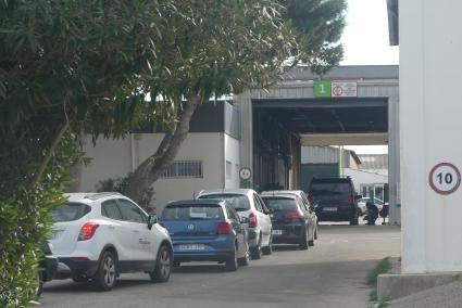 Cola de vehículos para pasar la inspección en la estación de la ITV en Maó.