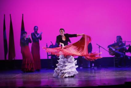 El escenario del Teatre Principal acogió una amplia selección de actuaciones musicales y bailes con acento andaluz