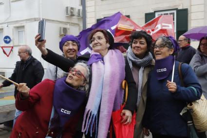 Mujeres en la concentración realizada este viernes en la Plaça Miranda de Maó.