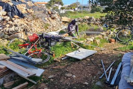 La basura se amontona detrás de las parets seques y los arbustos.