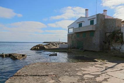 Imagen de la línea costa de Cala Sant Esteve, en el puerto de Maó.