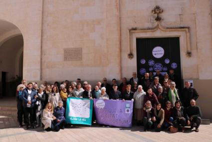 Els assistents a la marxa que diumenge va recórrer el centre de Ciutadella.