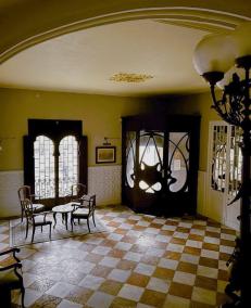 Vista interior de l’entrada de la Casa Soler de la plaça del Príncep Maó, avui decorada amb un cert gust modernista.