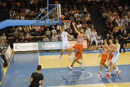 Diego Alderete anota bajo hierro durante el partido que se ganó ante el Leyma Coruña, último entre semana que disputó el Hestia Menorca en la Isla.