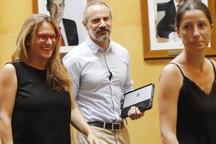 Eduardo Robsy, con sus compañeras del Grupo Socialista en el Consell de Menorca.