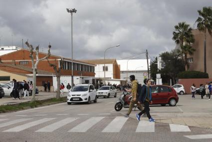 Movimiento de estudiantes y vehículos en los institutos Pasqual Calbó y Cap de Llevant.