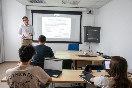 Alumnos asisten a una de las clases en la sede menorquina de la UIB en Alaior.