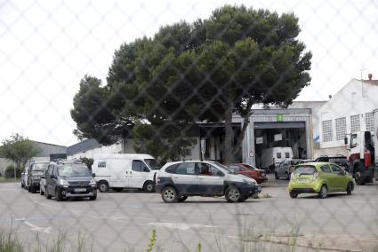 Vehículos en la estación de la ITV en Maó.