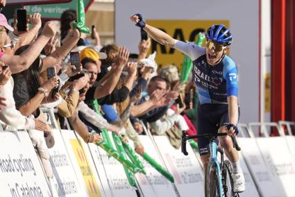 Schultz sorprende a todos en el kilómetro final y es el primer líder de la Volta a Catalunya