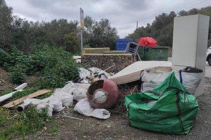 Restos de obra junto a contenedores al otro lado del puerto.    Foto: P.L.M.