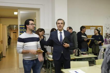 El conseller de Educación y Universidades, Antoni Vera, a su llegada a la reunión con los directores de institutos en Maó