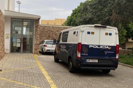 Un furgón policial a las puertas del edificio judicial de Maó, en una imagen de archivo.