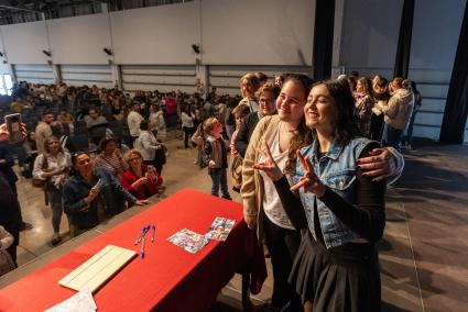 La cantant va rebre ahir l’afecte del públic de Ciutadella, amb la signatura d’autògrafs, un petit concert, en un acte també de suport a l’ASssociació de Pares del TDAH