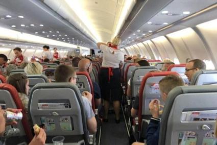 Pasajeros en un avión de la aerolínea británica Jet2.com.