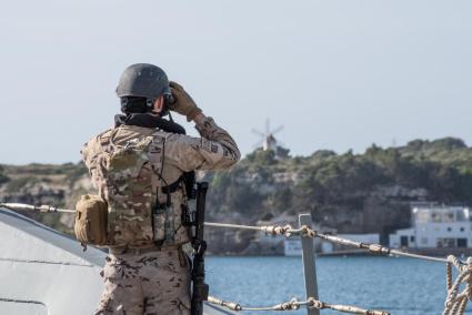 Un militar de la OTAN en la cubierta de un buque en el puerto de Maó.