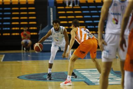 El base del Hestia Menorca, Clevin Hannah, inicia una acción de ataque durante el partido de la primera vuelta entre el equipo insular y el Coruña.