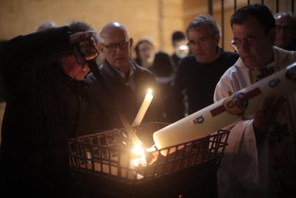 La Vigilia Pascual dio comienzo con el fuego que se encendió fuera de la Catedral.