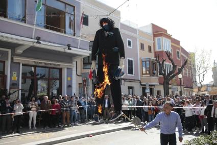 Com mana la tradició, els bujots s'han cremat pel foc