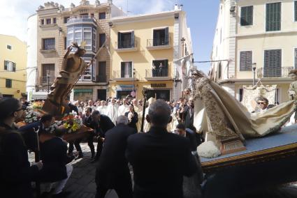 Cristo resucitado (Cofradía Santo Sepulcro) y la Virgen de la Esperanza (La Soledad) se encuentran en Maó.