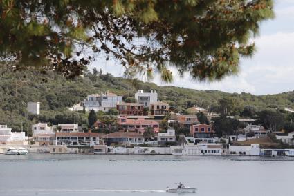 Bateas dedicadas a los mejillones frente a las casas de La Solana, en la ribera norte del puerto de Maó.