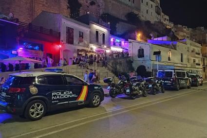 Vehículos policiales en el puerto de Maó, en una imagen de archivo.