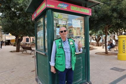 Saturnino Cisneros, al costat del quiosc de la plaça d'Artrutx.