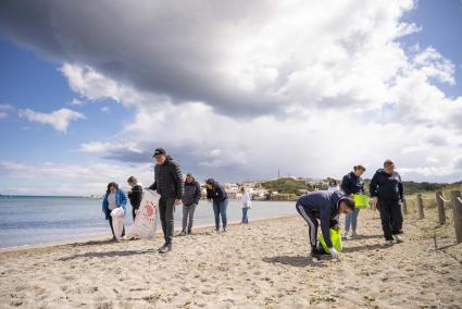 Representantes de varias empresas en la actividad realizada en el arenal de Es Grau.