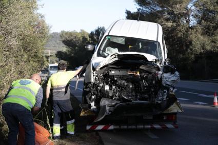 Estado en el que quedó el Jeep en el que viajaban los tres religiosos.