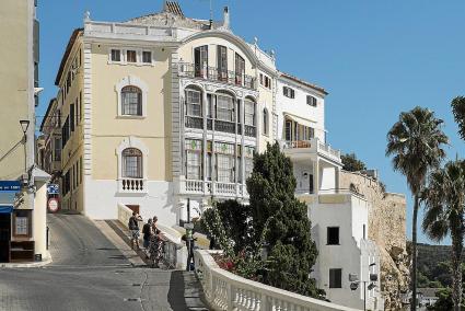 L’edifici «Casa Mir» de la plaça de la Conquesta, a Maó, que mira cap a la costa de ses Voltes és un dels més emblemàtics exemples de l’obra de l’arquitecte Francesc Femenías i Fàbregas.