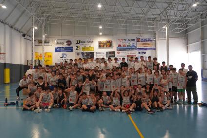 Fotografía de grupo de los componentes del Hestia, en Calós, con los jugadores del campus