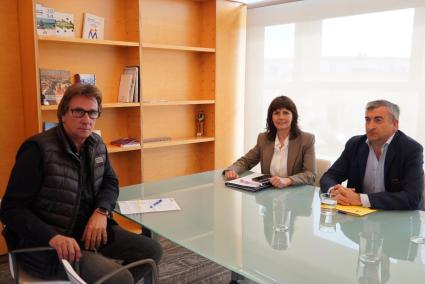 La consellera Núria Torrent y el director insular de Ordenación Turística y Agenda Urbana, Jaime Fedelich, se han reunido este martes con el director de la ATIB.