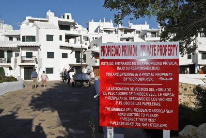 Carteles recuerdan que se trata de una propiedad privada y piden guardar silencio y mantener limpio el entorno.