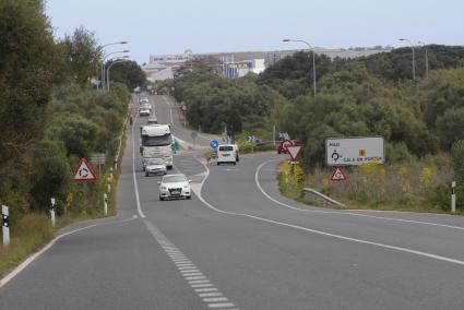 Estas actuaciones serán las primeras obras en la ‘general’ desde que el pasado verano concluyeron los trabajos de mejora a la salida de Alaior. En la imagen, vehículos circulan por la Me-1 en el punto kilométrico 5,6 donde existe el cambio de rasante.